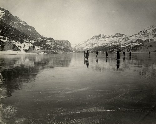 proiez_104PAESAGGIO E FOTOGRAFIA Pattinatori sul lago di Sils in Engadina, c. 1885-95